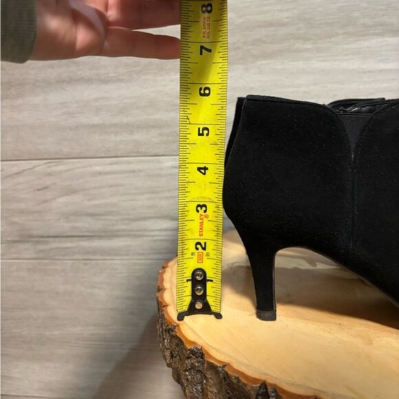 CLARKS Arista Paige Black suede Mid Heel Side Zip Ankle Boots size 6 - Picture 8 of 8